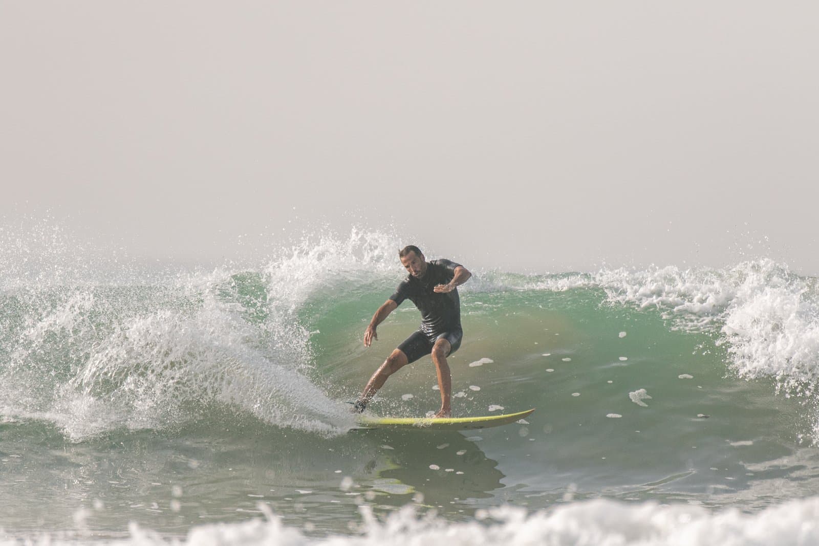 Matériel de kitesurf prêt sur la plage